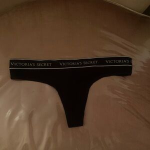 Selling Victoria’s Secret thong nwt any questions ask 🌸💕